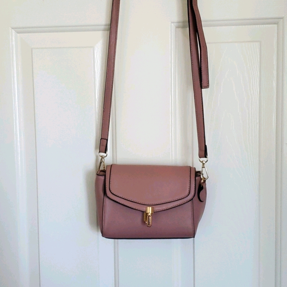 A Waqi small pink/tan pre-owned purse!